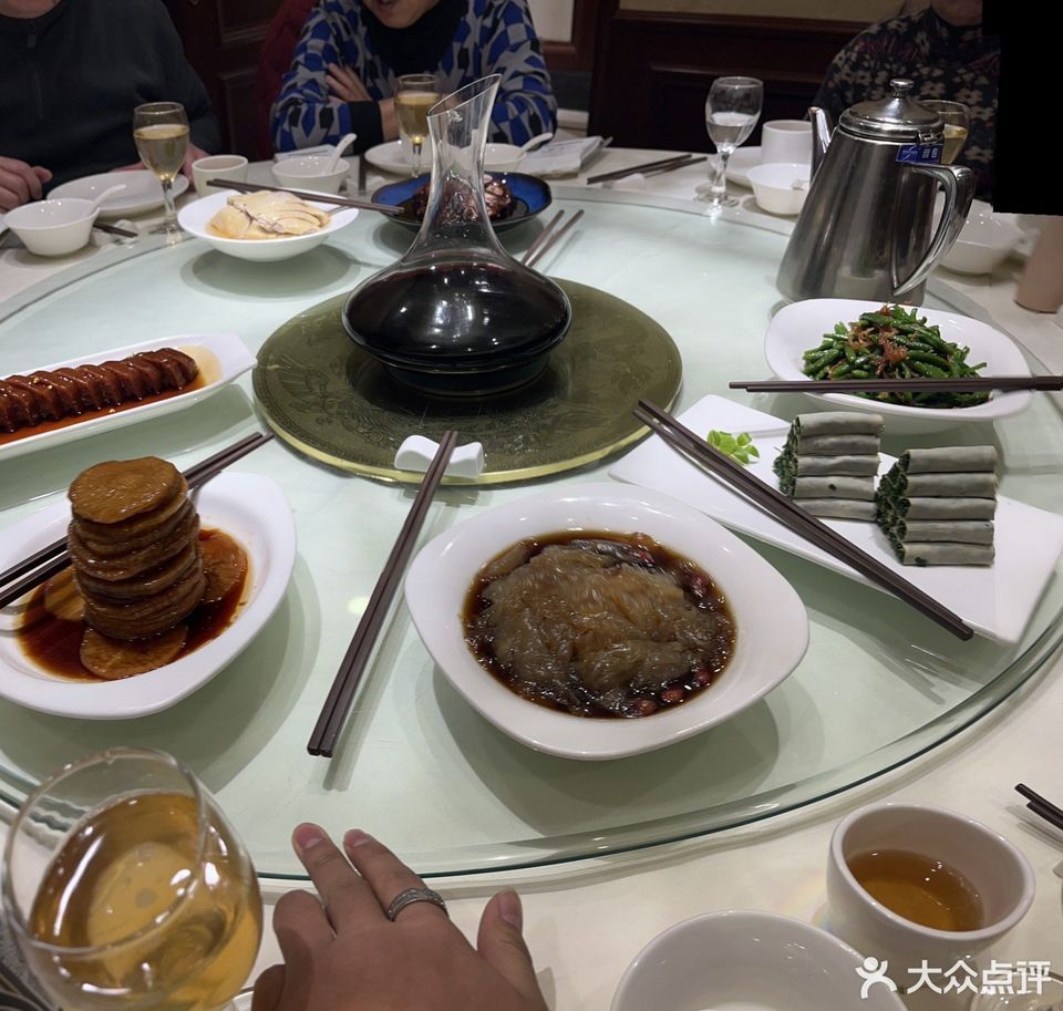 金时代顺风大酒店·宴会厅位于上海市徐汇区漕宝路66号光大会展中心一