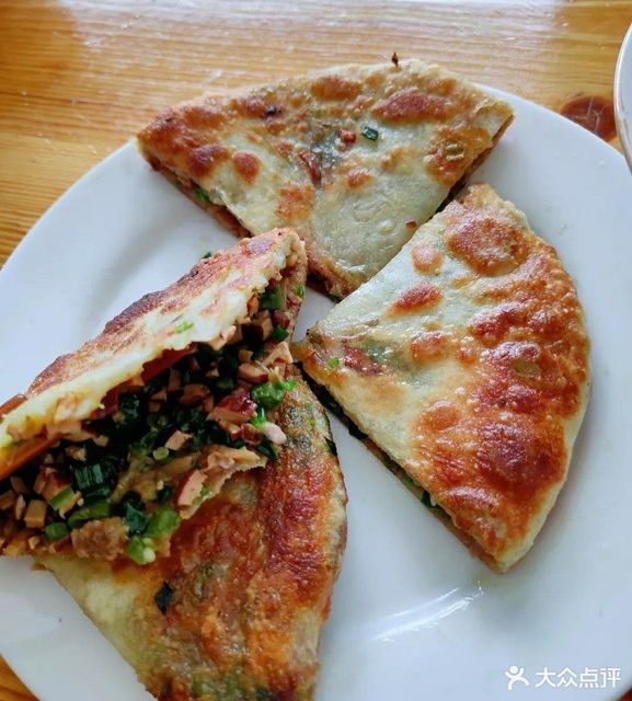 推荐菜:旌德青青大饼位于宣城市旌德县江村大道与环城东路交叉路口往