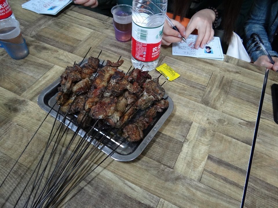 羊肉串推荐菜:马乃烤肉烧烤店位于西宁市城中区文化街5-7号
