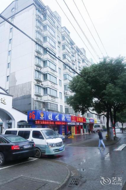 曼美酒店(盘门景区桐泾公园地铁站店)位于苏州市姑苏区解放东路55号