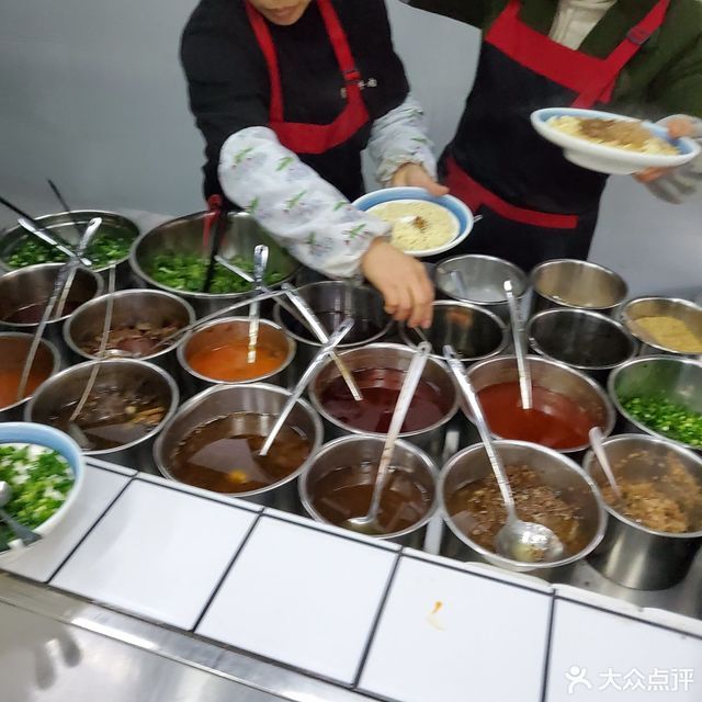 宜宾市 餐饮服务 餐馆 > 夜市三哥牛肉面饭馆 标签: 推荐菜:分类:餐饮