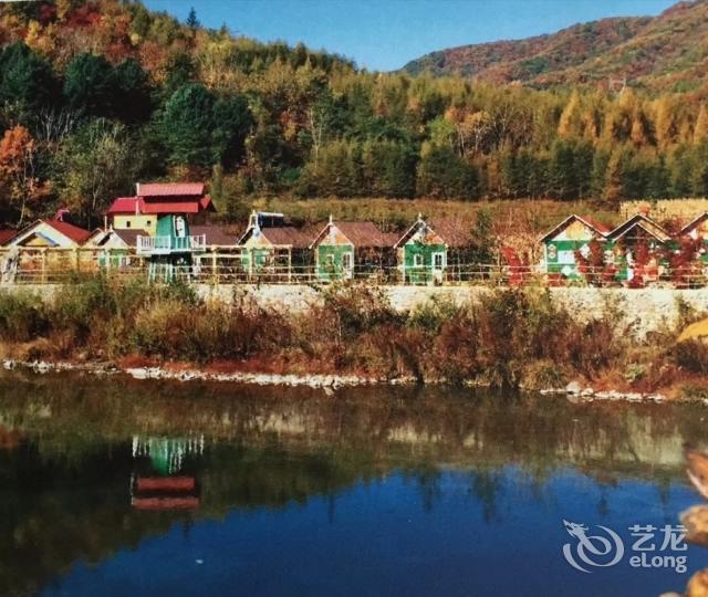 丹东市 住宿服务 酒店 > 宽甸青山沟北方周庄度假村 ]