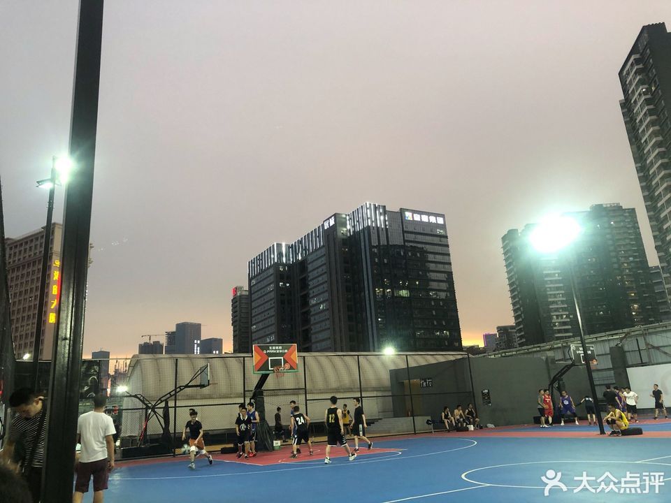 深圳市 休闲娱乐 体育休闲 > 万众城qpark篮球公园]