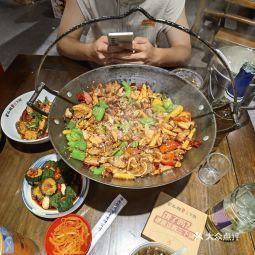 富正毅三下锅天门山欢朋店