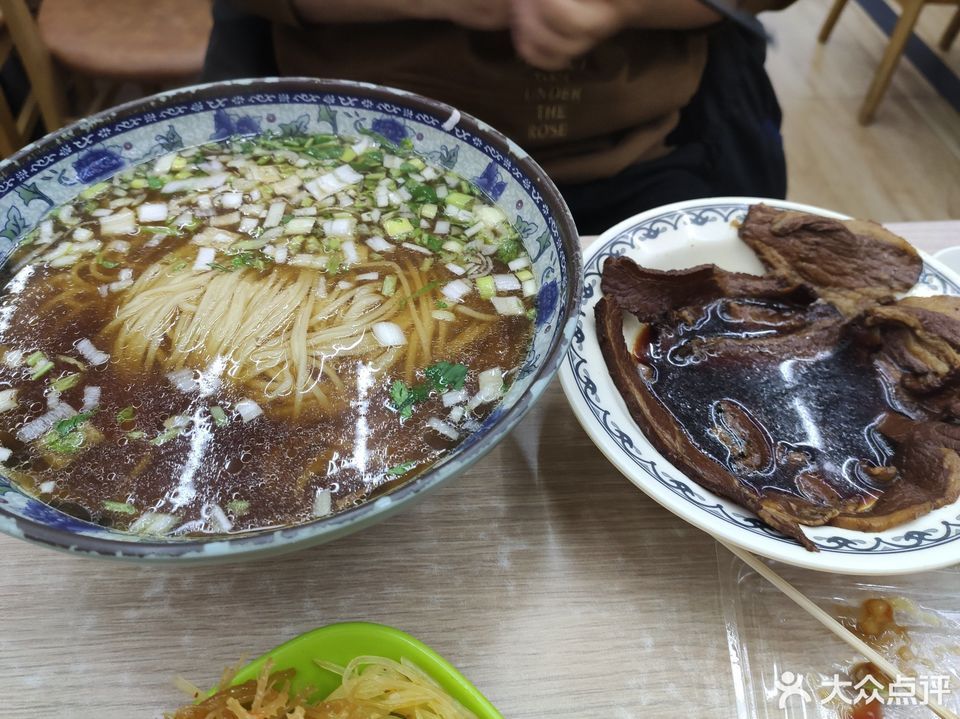 葱花面推荐菜:清香拉面(万达店)位于大连市甘井子区高新金街j-1011号