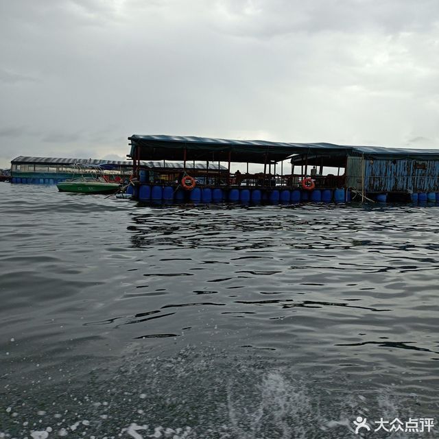 休闲渔庄位于深圳市龙岗区南澳办事处斜吓八号码头 标签:餐馆餐饮海鲜