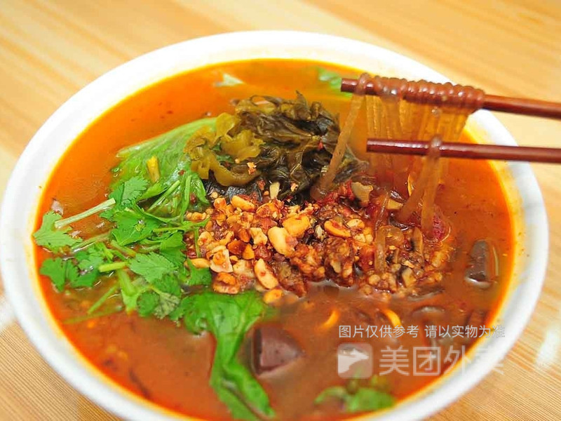 炸酱酸辣粉泡菜酸辣粉推荐菜:易记酸辣粉(江城学院店)位于武汉市江夏