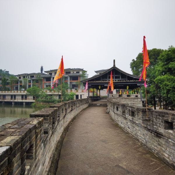 神龙山巴人石头城景区