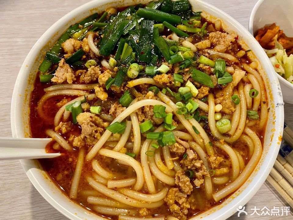 推荐菜:老杰小锅老字号小锅米线(霖雨路店)位于昆明市盘龙区霖雨路