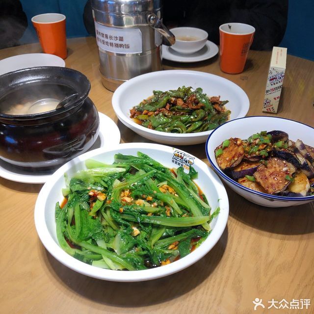 推荐菜:辣椒锤皮蛋 辣椒排骨 香菜牛肉 分类:餐馆;中餐;餐饮;湘菜