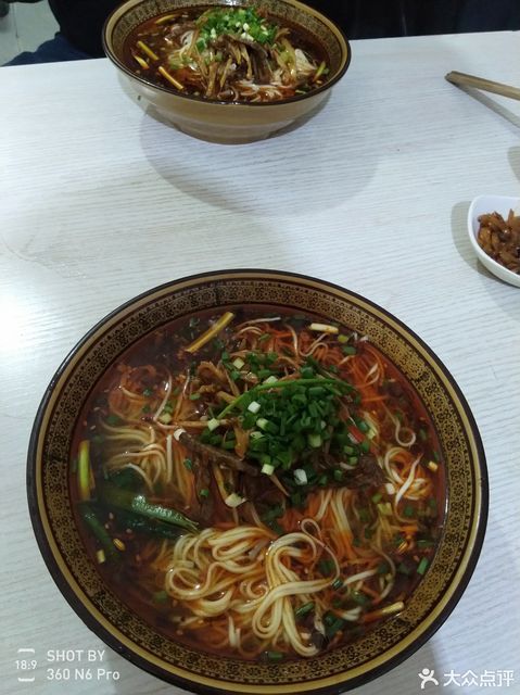推荐菜:姜丝牛肉面(兴盛店)位于内江市东兴区汉安大道中段