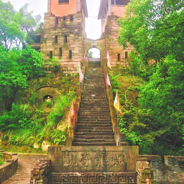 神龙山巴人石头城景区