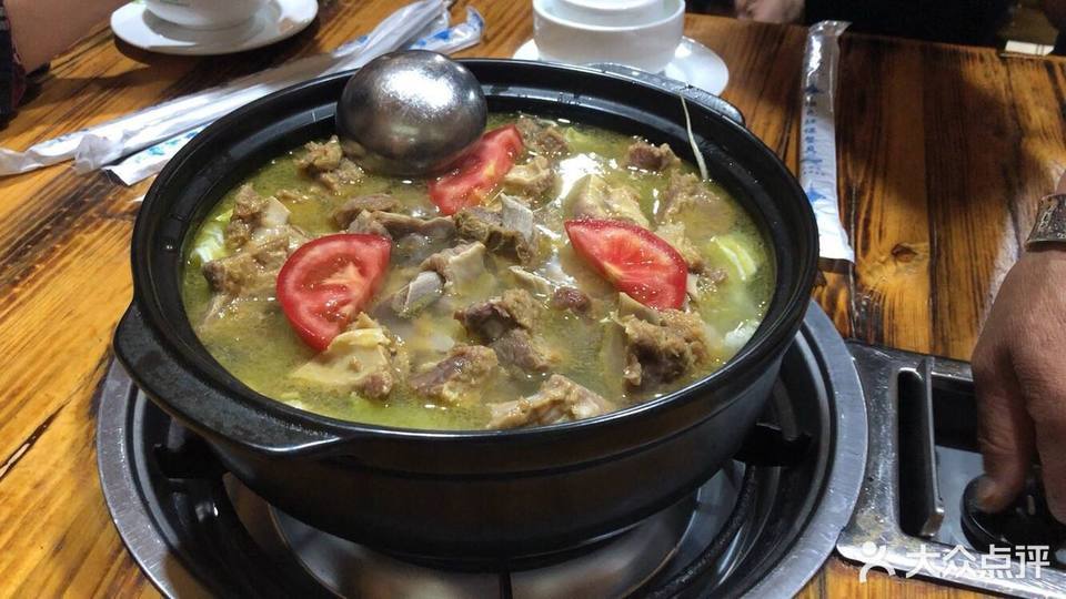 丽江野山药腊排骨火腿鸡位于临沧市临翔区晚翠路上段236号 标签:餐馆