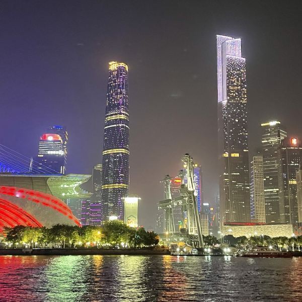 摩天轮大概十分钟 在球仓可以俯瞰整个羊城尤其是珠江新城的震撼夜景