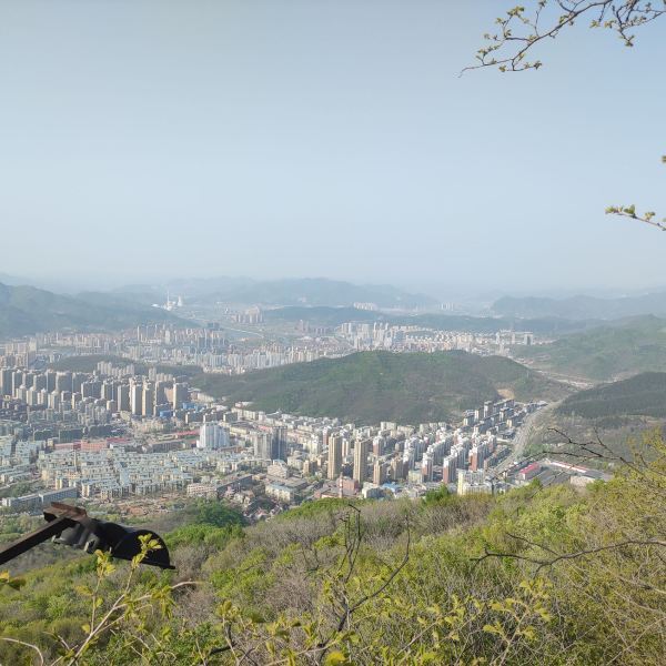 东行有雨:平顶山森林公园,又称青云山,登高望远可以俯瞰整个本溪.