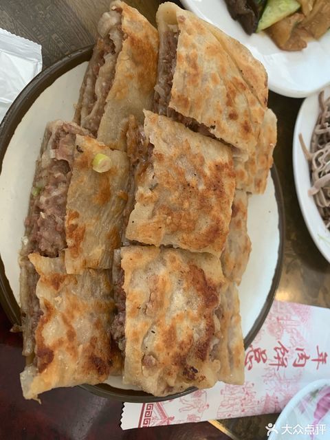 推荐菜:香河肉饼(总店)位于廊坊市香河县五一路与绣水街交汇处西北