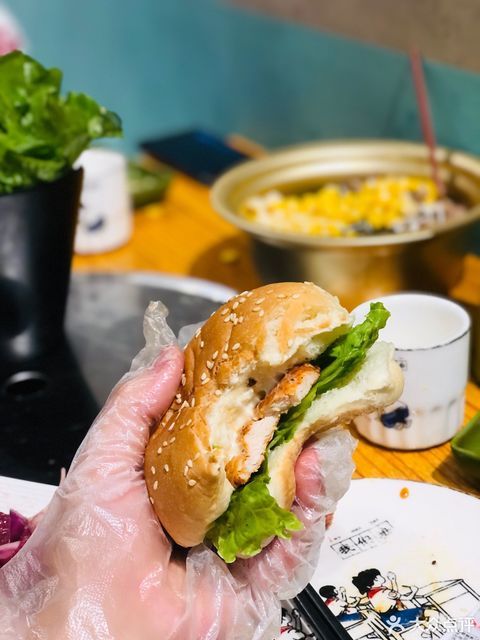 两人份烤肉汉堡图片