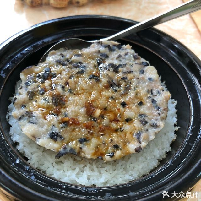 香菇肉饼煲仔饭图片