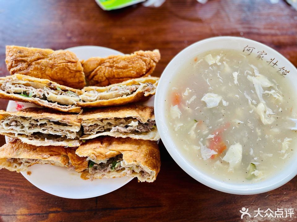 牛肉雞蛋壯饃推薦菜:何家壯饃店(南關總店)位於菏澤市鄆城縣金河路