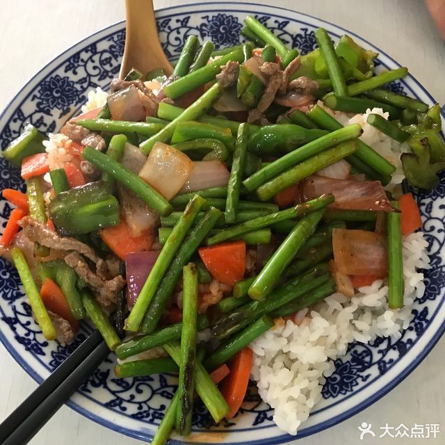 蒜苔炒牛肉盖浇饭图片