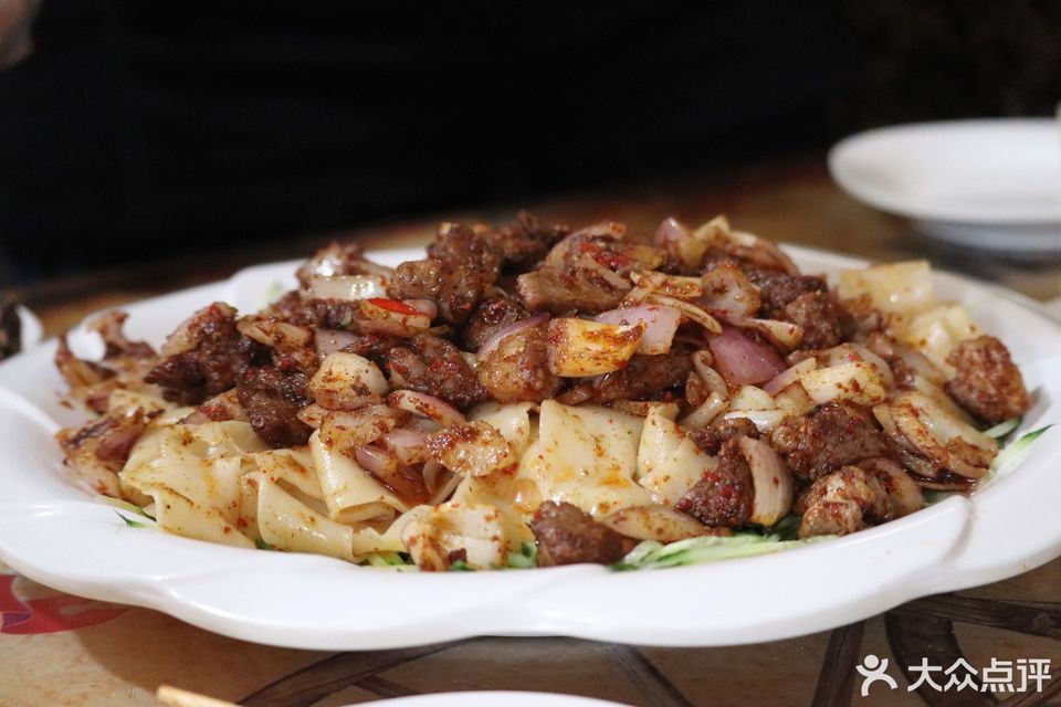 烤肉皮带面图片