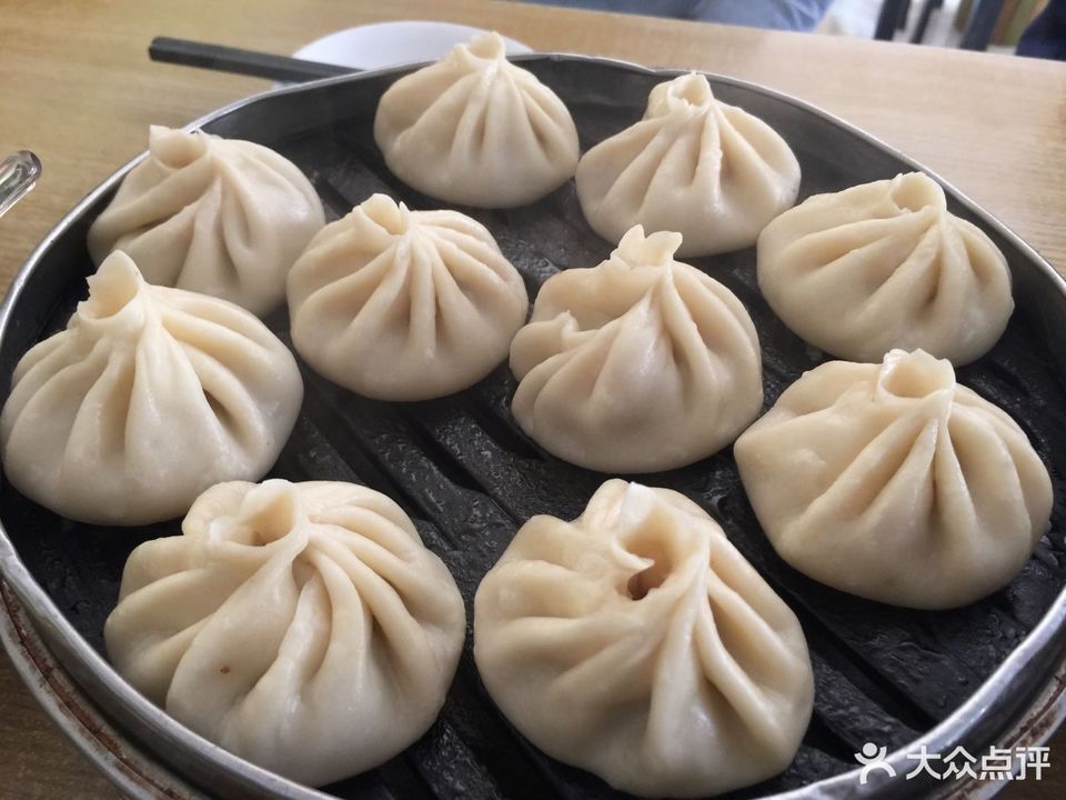 马金龙麻辣烫韭菜包子推荐菜:拉卜楞明月小笼包子总店位于甘南藏族