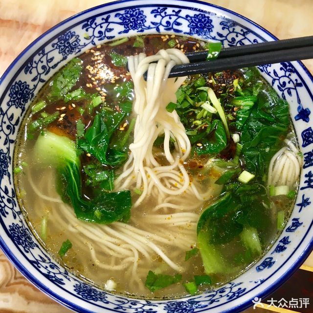 推荐菜:中国兰州拉面(麓山店)位于长沙市岳麓区桔子洲街道麓山路与