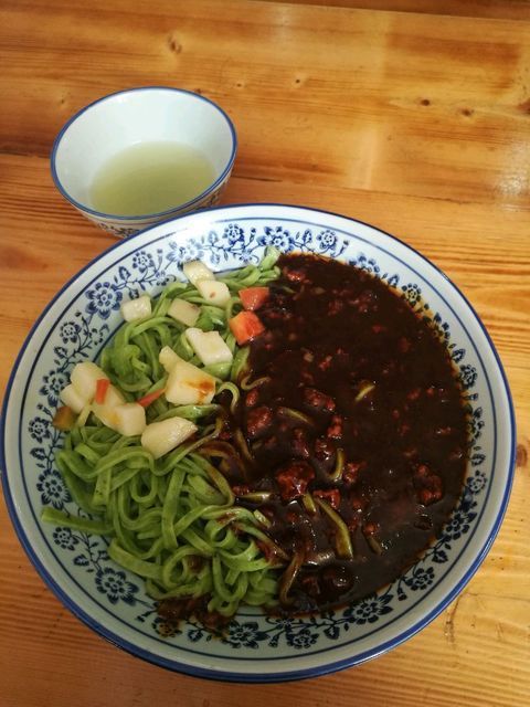 特色肉块干拌菠菜面图片