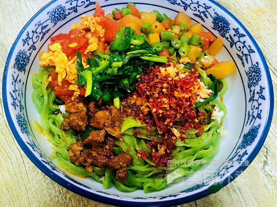 臊子菠菜面图片