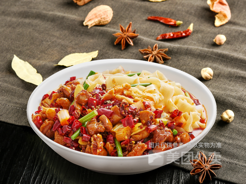 辣子鸡拌面图片