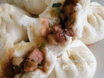 推荐菜:麦源香红烧肉土豆包子店(青山区五一店)位于包头市青山区幸福