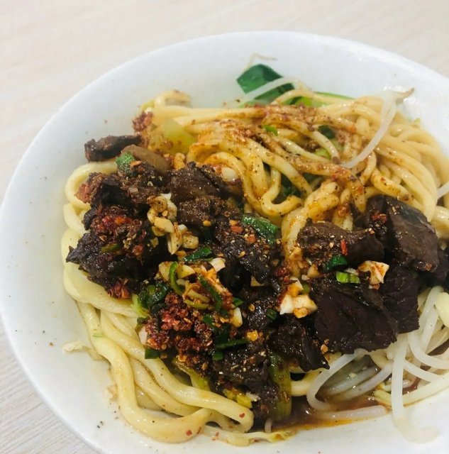 干切牛肉瓦罐面图片