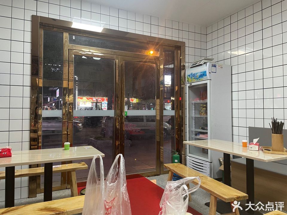 老爷子粉店位于长沙市岳麓区含光路369号 标签:餐馆餐饮快餐小吃小吃