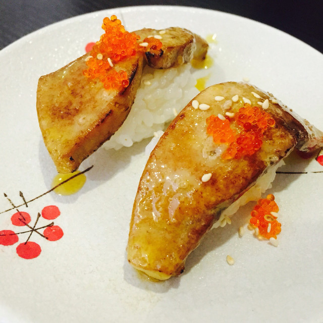 手握鹅肝寿司图片