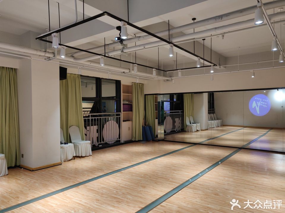 胡贝儿国际形体礼仪学堂德思勤店