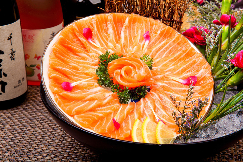 薄切三文鱼刺身图片