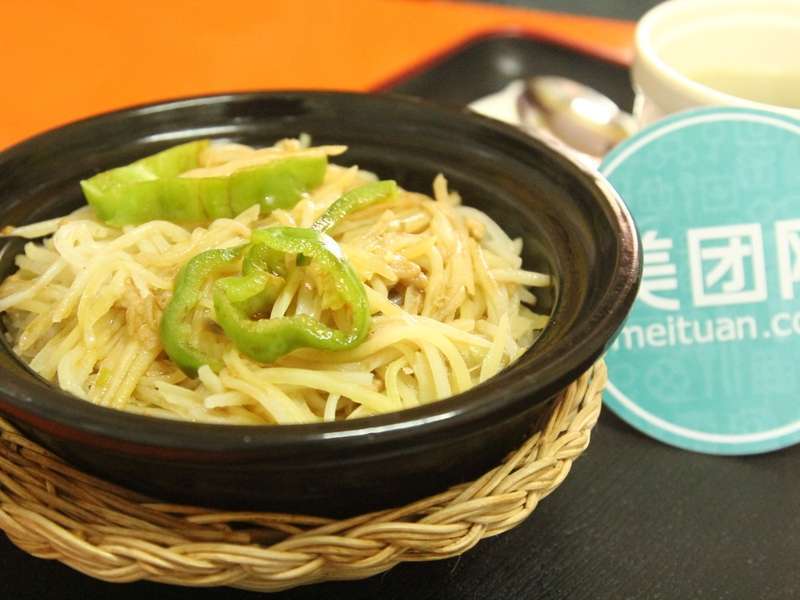 土豆肉丝煲仔饭图片