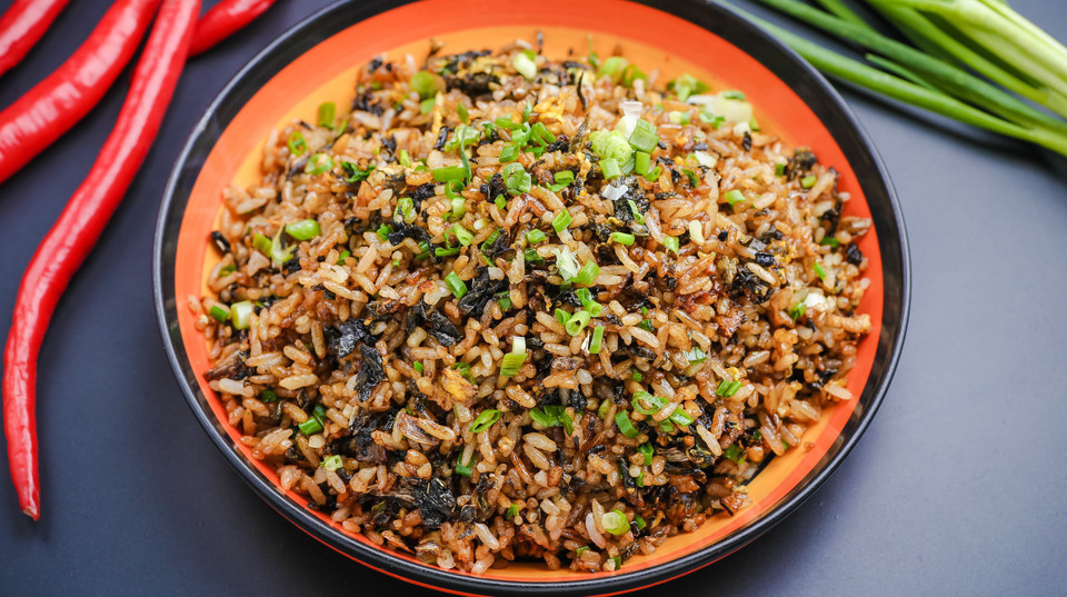 酸菜蛋炒饭图片