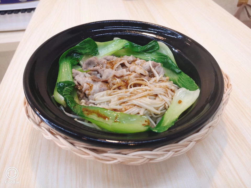 肥牛金针菇煲仔饭图片