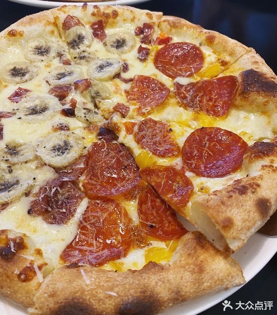 萨拉米肠披萨图片