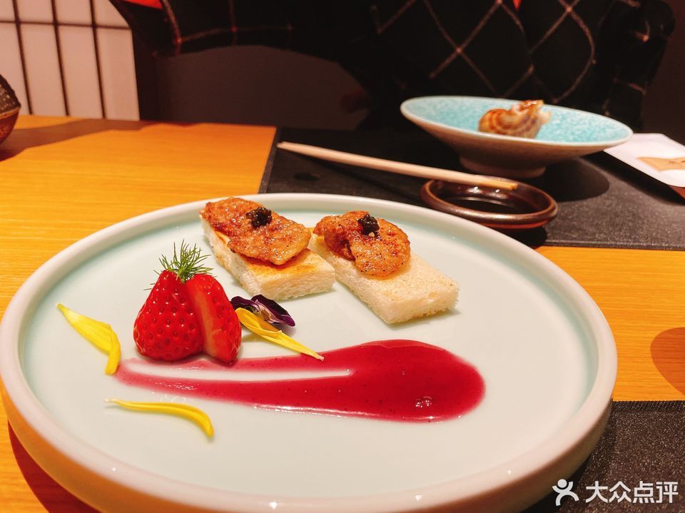 法国鹅肝佐鱼子酱图片