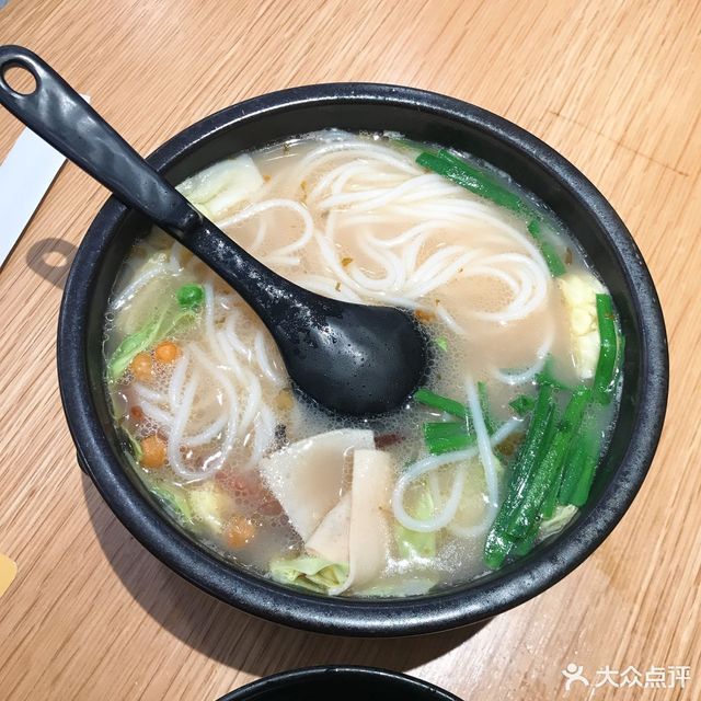 老坛酸菜牛肉米线番茄肥牛过桥米线推荐菜:云味馆过桥米线(南城印象汇