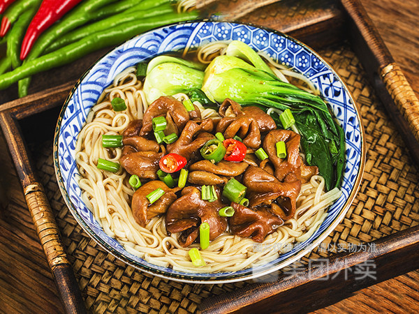 五香肥肠小面图片