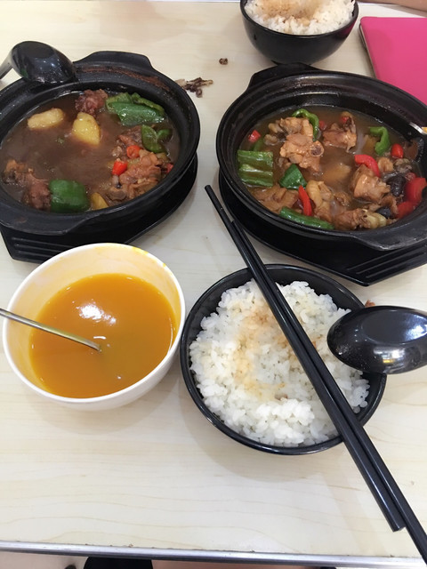 快餐一味居黄焖鸡米饭(三台店)位于绵阳市三台县蟠龙路7号(蟠龙路与