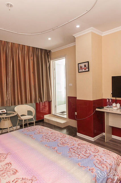 米兰时尚假日酒店