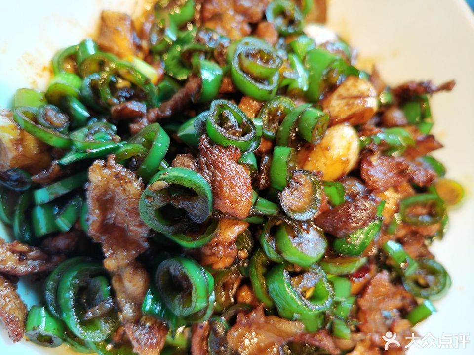 剁椒嫩鱼头推荐菜:湘阁里辣(滨湖万科里店)位于东莞市宁谐路1号滨湖