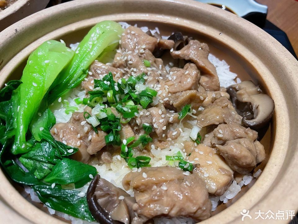 腊味皇煲【人气】腊肠滑鸡煲仔饭推荐菜:仔皇煲(西直门店)位于北京市