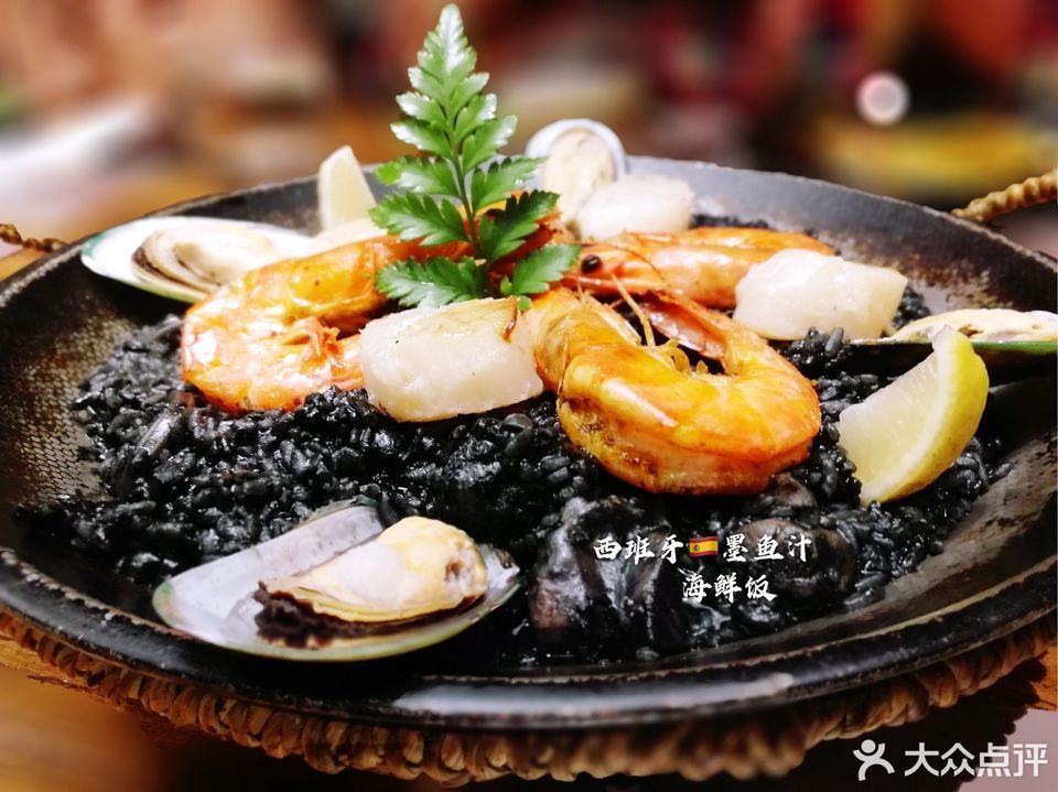 西班牙墨鱼汁海鲜饭图片