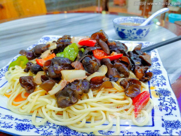 木耳炒牛肉盖浇面图片