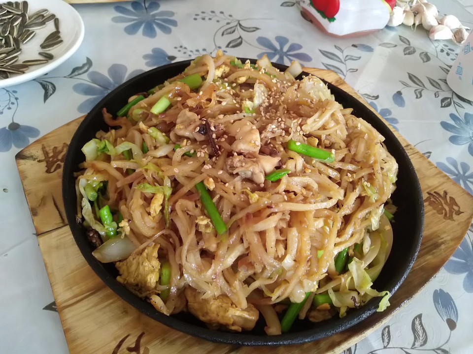 尖椒腊肉炒饼洋白菜炒饼推荐菜:雅香炒饼(西三庄店)位于石家庄市新华